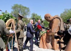 На центральном кладбище Еревана прошла мемориальная церемония возложения венков