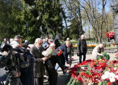 В Эстонии возложили венок и цветы к мемориалу Воину-Освободителю