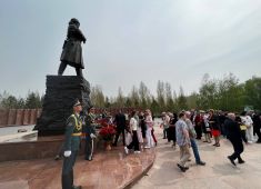 В Астане прошло возложение цветов к монументу «Защитники Отечества»