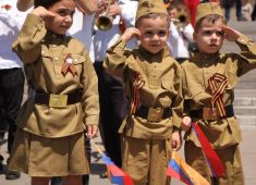 Фоторепортаж с «Бессмертного полка» в Армении
