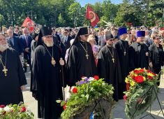 В Тиргартене прошла памятная церемония возложения венков на советском воинском мемориале