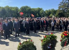 В Тиргартене прошла памятная церемония возложения венков на советском воинском мемориале