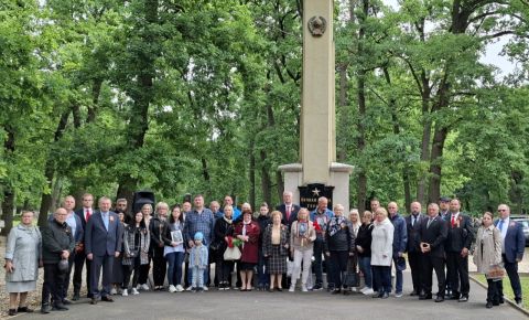 В Венгрии прошли церемонии возложения венков к мемориальным захоронениям советским воинам