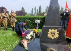 Во французском городе Обурден возложили венки к памятнику русским и советским воинам