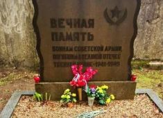 В Латвии к могилам павших советских воинов возложили венки и цветы