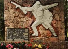 В Латвии к могилам павших советских воинов возложили венки и цветы