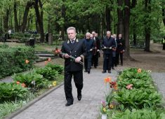 В Латвии дипломаты Посольства РФ возложили венки и цветы к мемориалам советских солдат