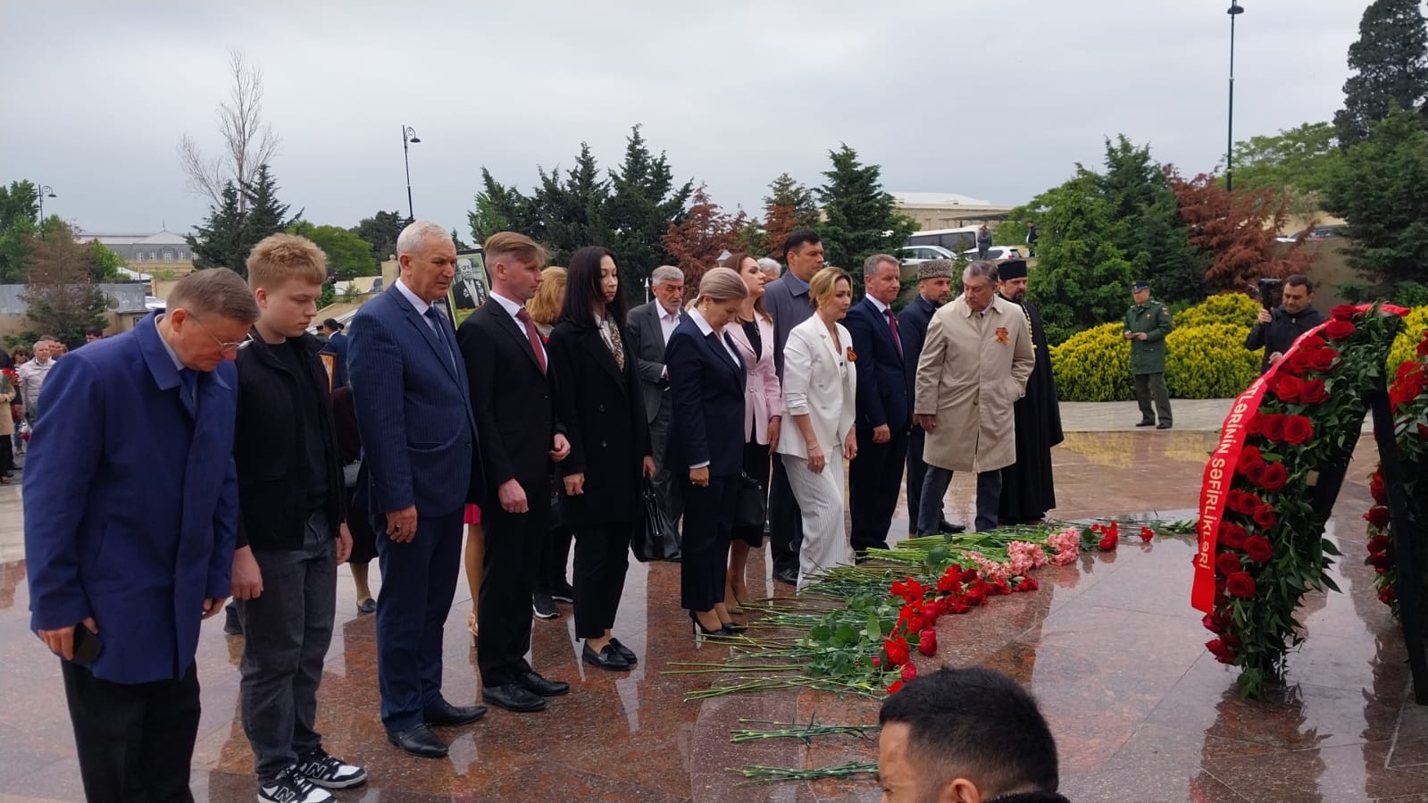 В Азербайджане прошел «Бессмертный полк» и церемония возложения цветов к  монументу «Братская могила»