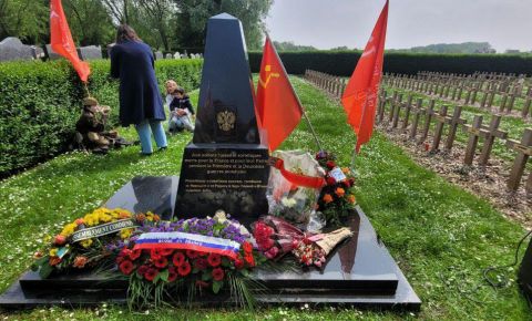 Во французском городе Обурден возложили венки к памятнику русским и советским воинам