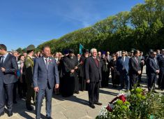 Памятная церемония возложения венков к советскому воинскому мемориалу в Трептов-парке