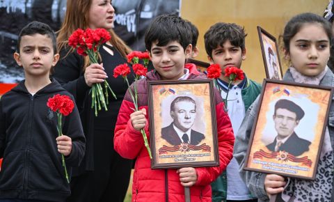 В Азербайджане прошел «Бессмертный полк» и церемония возложения цветов к монументу «Братская могила»