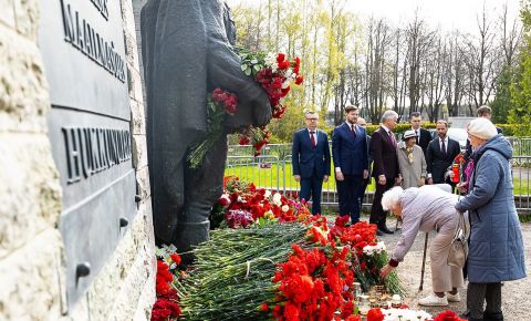 В День Победы сотрудники дипмиссии РФ посетили братские захоронения советских солдат по всей Эстонии