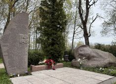 В День Победы сотрудники дипмиссии РФ посетили братские захоронения советских солдат по всей Эстонии