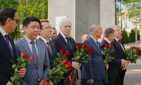 Главы дипломатических миссий стран СНГ возложили цветы к Монументу Победы в Минске