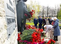 В День Победы сотрудники дипмиссии РФ посетили братские захоронения советских солдат по всей Эстонии