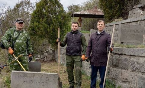 В городе Ванадзор на братской могиле красноармейцев провели субботник