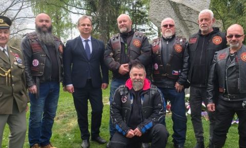 К памятнику бойцам Красной Армии на Центральном кладбище города Фридек-Мистек возложили цветы