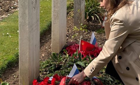 Дипломаты возложили цветы к могилам советских военнослужащих в Шефтсбери, Тидворте и Олдершоте