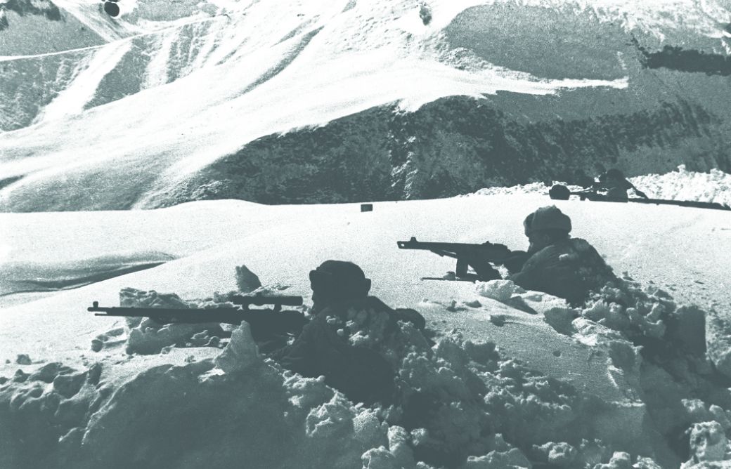 Красноармейцы на позиции обороняют горный перевал на Кавказе