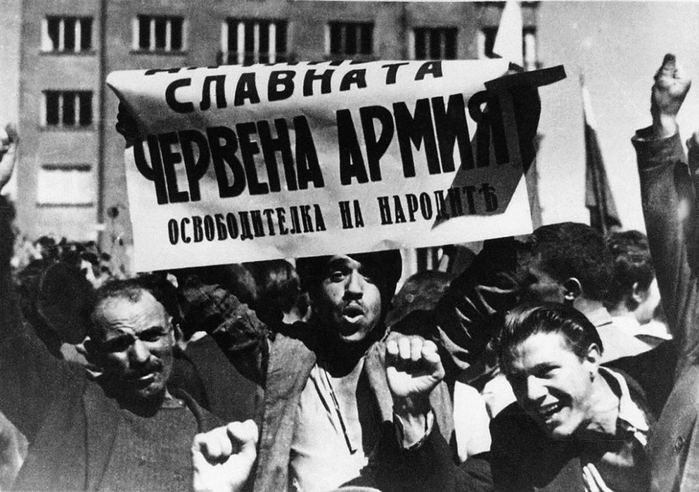 Жители Софии встречают советскую армию