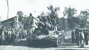 Жители Бухареста встречают советских танкистов, 31 августа 1944 года