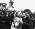 Советский офицер танцует с австрийской девушкой на улице Карл-Реннер-Ринг в Вене