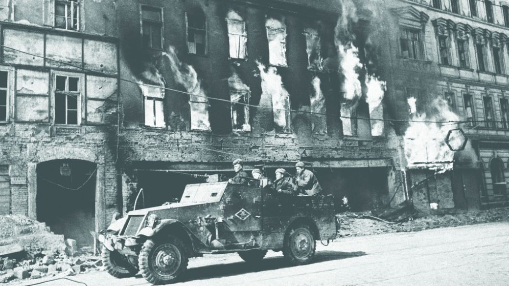 Советский бронетранспортер M3A1 очищает улицы Вены от противника. Австрия, 12 апреля 1945 года