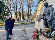 По случаю 77-й годовщины освобождения Эстонии от фашистских захватчиков к памятнику Воину-освободителю возложили цветы