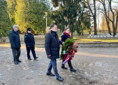 По случаю 77-й годовщины освобождения Эстонии от фашистских захватчиков к памятнику Воину-освободителю возложили цветы