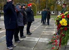 У воинского мемориала в Шёнхольцер Хайде прошла церемония возложения венков