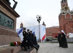 В День народного единства Президент России возложил цветы к памятнику Кузьме Минину и Дмитрию Пожарскому