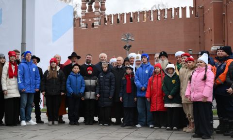 В День народного единства Президент России возложил цветы к памятнику Кузьме Минину и Дмитрию Пожарскому