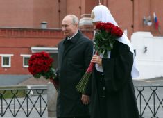 В День народного единства Президент России возложил цветы к памятнику Кузьме Минину и Дмитрию Пожарскому