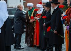 В День народного единства Президент России возложил цветы к памятнику Кузьме Минину и Дмитрию Пожарскому