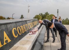 В Китае прошла церемония возложения венков и цветов, посвященная памяти советских воинов