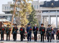 В парке 28 гвардейцев-панфиловцев в Алма-Ате прошла мемориальная церемония