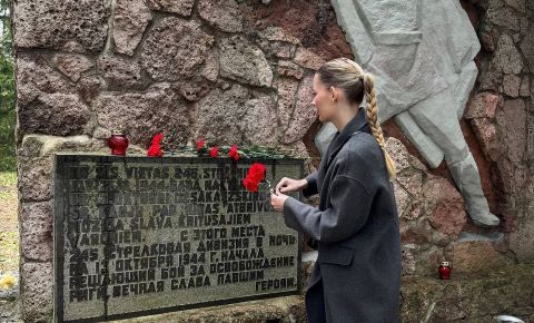 На воинских захоронениях в Риге возложили цветы