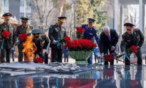 В парке 28 гвардейцев-панфиловцев в Алма-Ате прошла мемориальная церемония