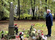 На воинских захоронениях в Риге возложили цветы