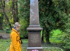 На воинских захоронениях в Риге возложили цветы