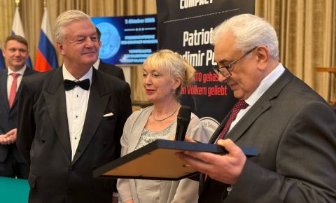 В Посольстве РФ в Германии прошла презентация памятной серебряной медали, посвященной Владимиру Путину