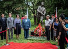 В Пекине прошла церемония возложения цветов к памятнику советским летчикам
