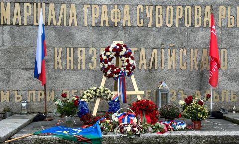 В Швейцарии прошла памятная церемония у монумента сподвижникам Суворова, погибшим при переходе через Альпы