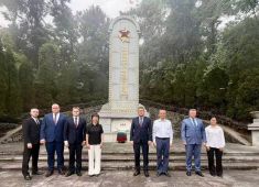  В Гуанчжоу прошла церемония возложения цветов к памятнику советскому военному советнику Ивану Бабашкину
